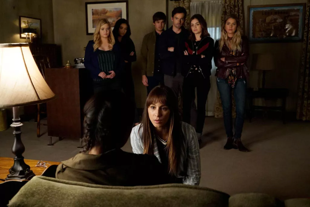A scene from Pretty Little Liars Season 7 Episode 19
